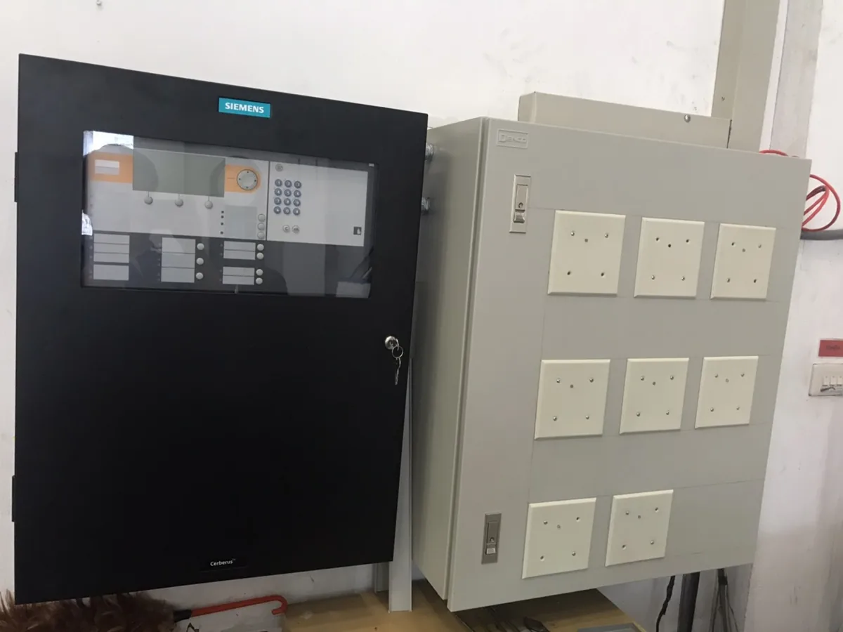 ตู้ควบคุมระบบแจ้งเหตุเพลิงไหม้ Siemens ติดตั้งในโรงงาน