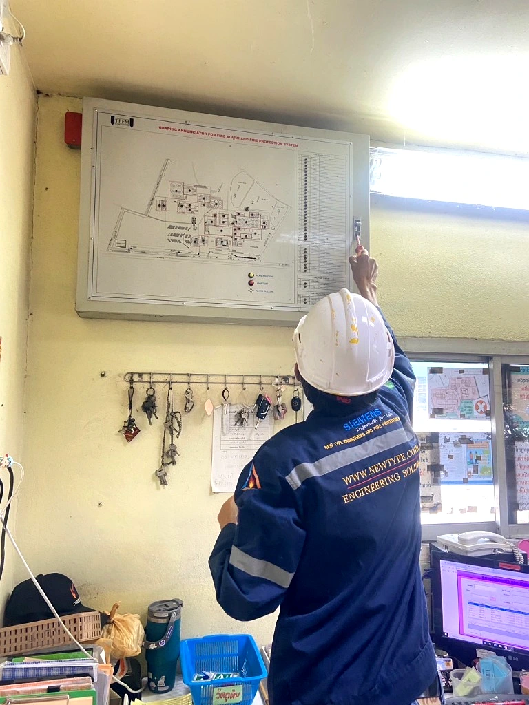 วิศวกร NTE ตรวจสอบตู้กราฟฟิก Graphic Annunciator Panel